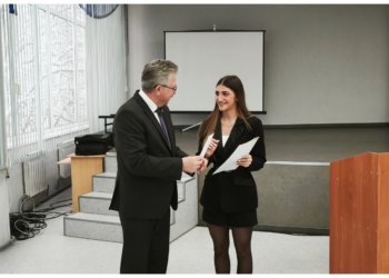 Депутат горсовета вручил годовые стипендии отличившимся студентам НГПУ