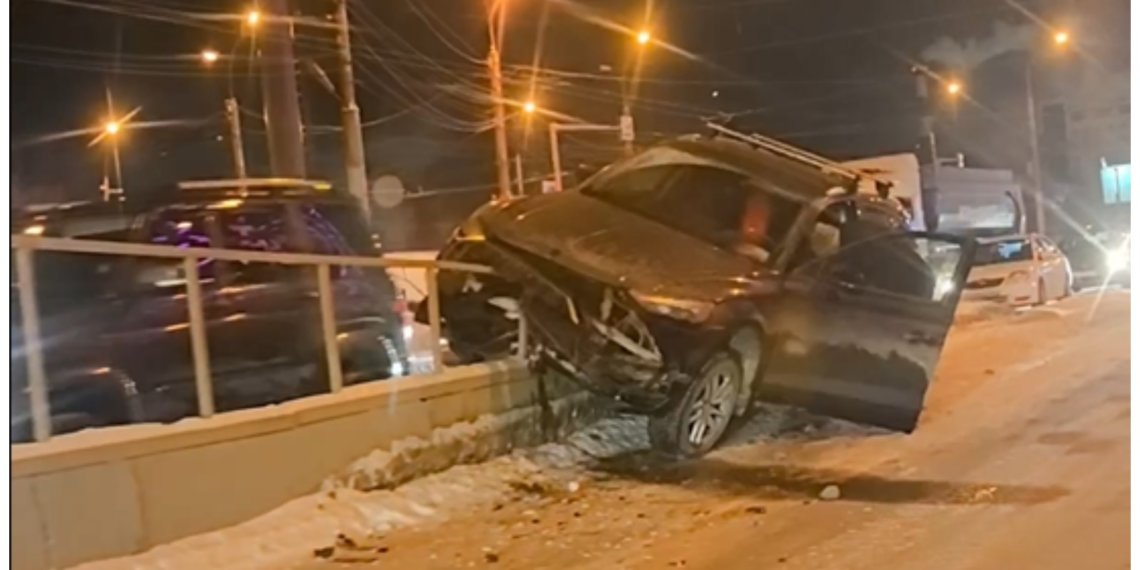 Легковушка вылетела в ограждение на Речном вокзале в Новосибирске