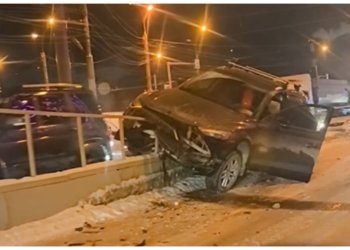 Легковушка вылетела в ограждение на Речном вокзале в Новосибирске