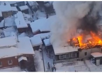 Частный дом полыхает в Октябрьском районе Новосибирска