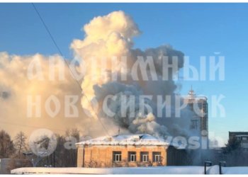 В Новосибирске полыхает педагогический колледж: видео