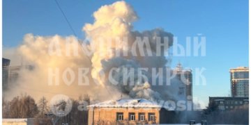 В Новосибирске полыхает педагогический колледж: видео