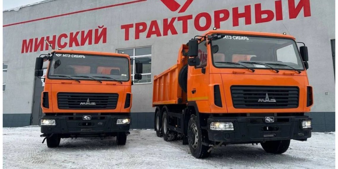 Белорусская подмога: в Новосибирск приехали новые самосвалы для борьбы со снегом
