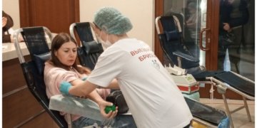 Депутаты горсовета поучаствовали в донорской акции Центра крови