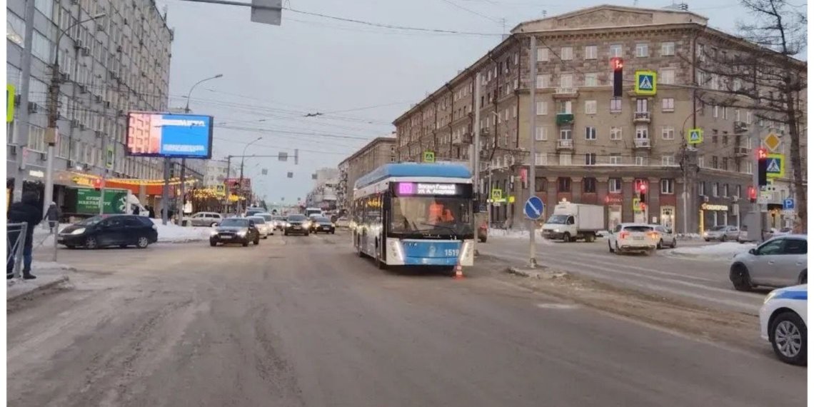 Троллейбус сбил маленькую девочку на пешеходном переходе в Новосибирске