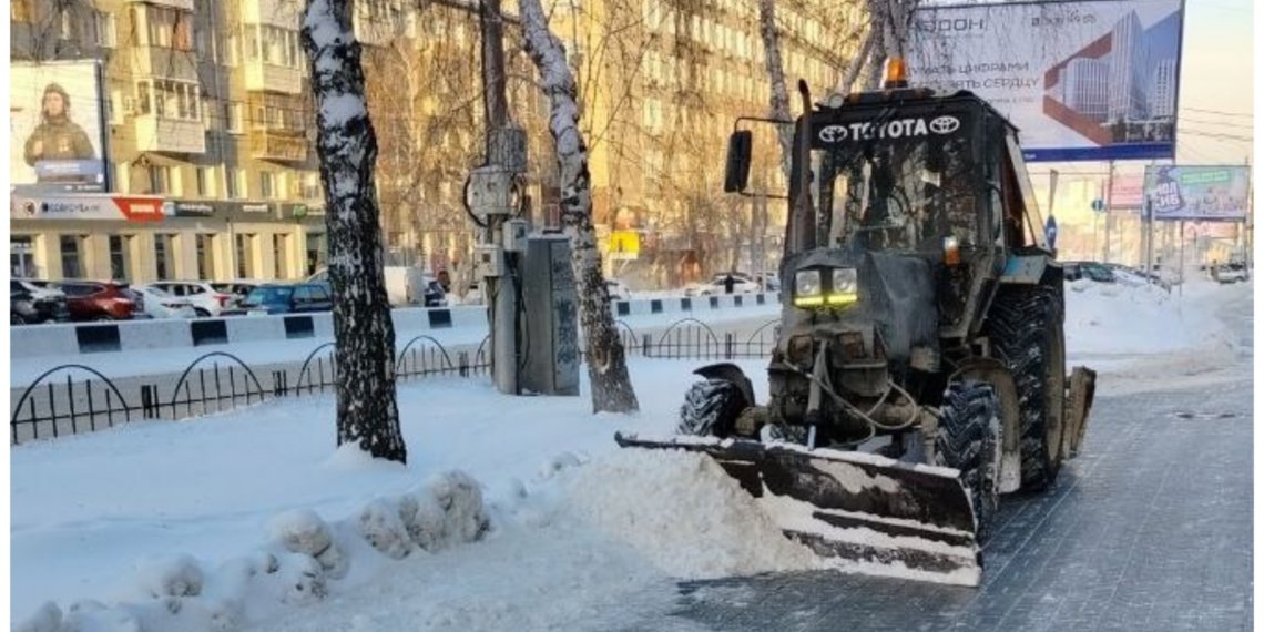 Дорожные службы Новосибирска вывезли за выходные 92 тысячи кубометров снега