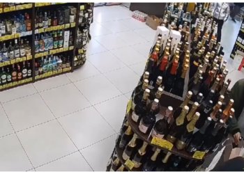 Полиция объявила в розыск похитивших из алкомаркета две бутылки новосибирцев