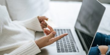 Россиян предупредили о схеме мошенничества с новогодними письмами