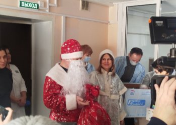 В Новосибирске Дед Мороз пришёл в больницу: партийцы устроили праздник для маленьких пациентов