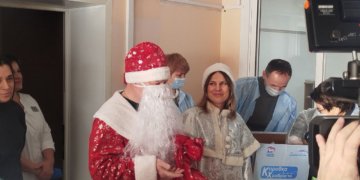 В Новосибирске Дед Мороз пришёл в больницу: партийцы устроили праздник для маленьких пациентов