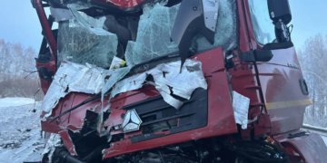 Два грузовика столкнулись на трассе под Новосибирском