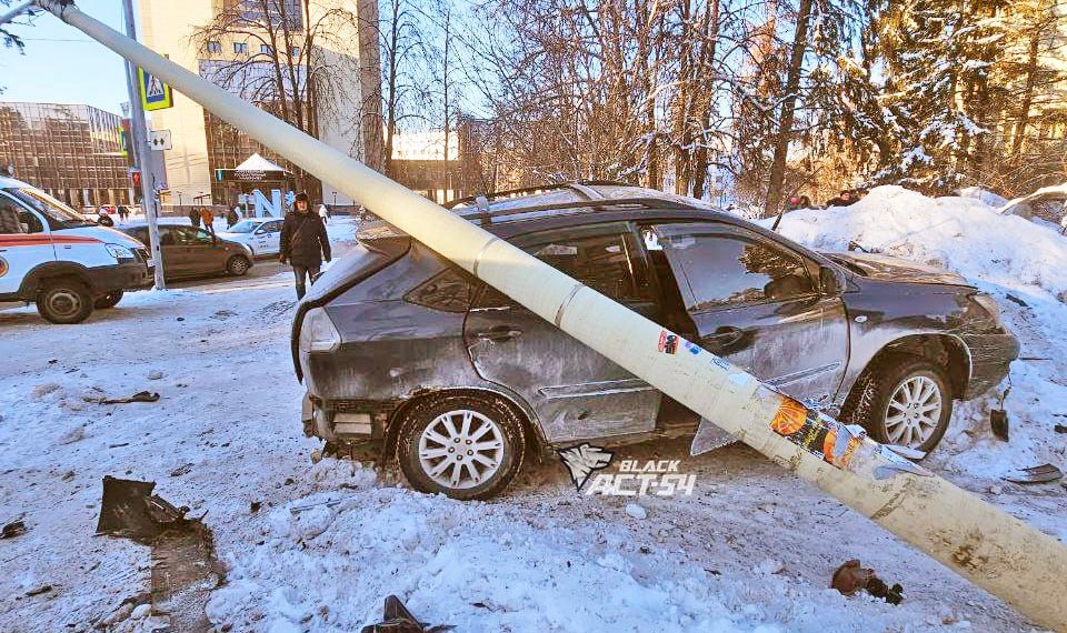 Кроссовер устроил ДТП и сбил столб в новосибирском Академгородке: видео