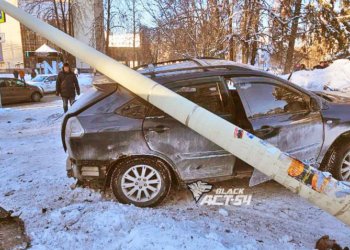 Кроссовер устроил ДТП и сбил столб в новосибирском Академгородке: видео