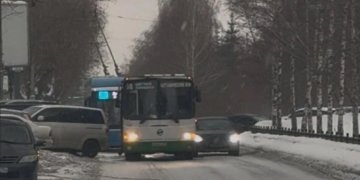 ДТП с участием автобуса парализовало главную улицу Новосибирска