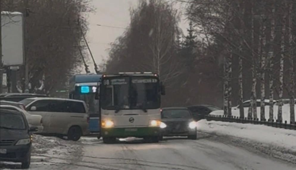 ДТП с участием автобуса парализовало главную улицу Новосибирска