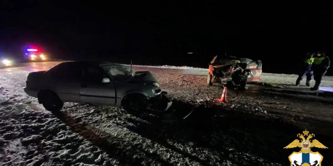 Два человека погибли в лобовом столкновении автомобилей под Новосибирском