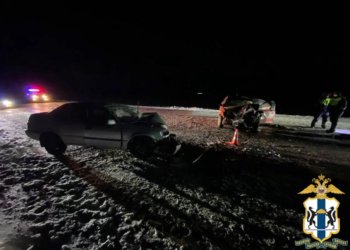 Два человека погибли в лобовом столкновении автомобилей под Новосибирском