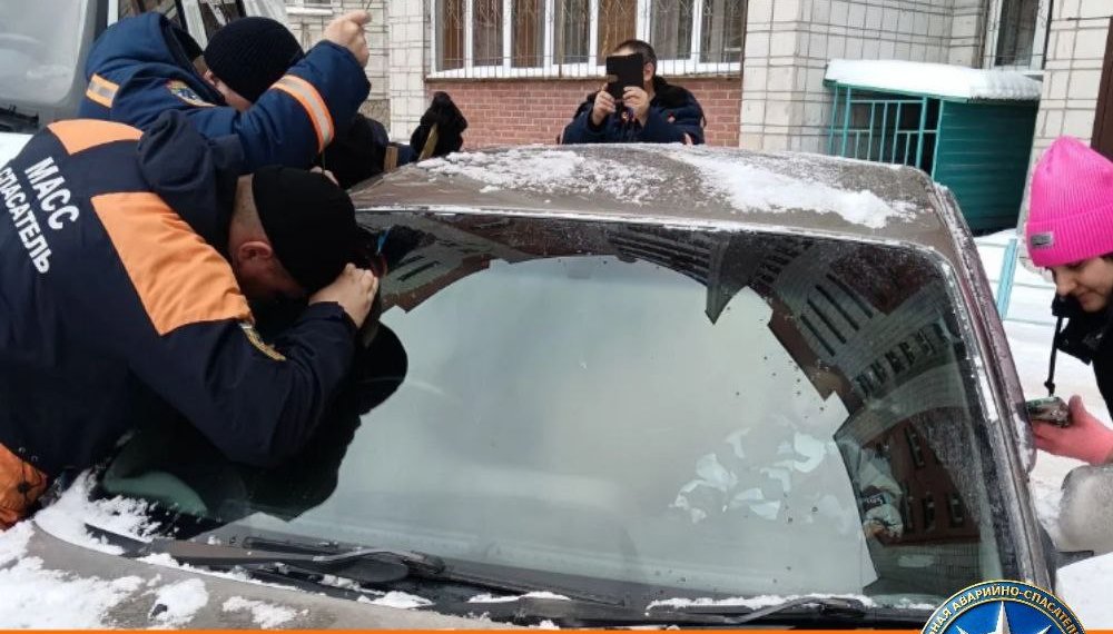 Спасатели вызволили младенца из заблокированной машины в Новосибирске