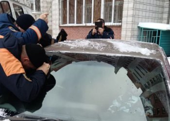 Спасатели вызволили младенца из заблокированной машины в Новосибирске