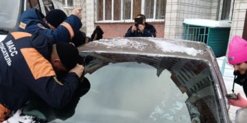 Спасатели вызволили младенца из заблокированной машины в Новосибирске