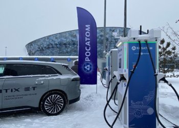 У «Сибирь-Арены» открыли первый в Новосибирске электрозарядный комплекс для автомобилей