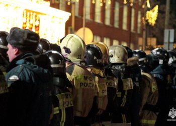 Частный дом с газовыми баллонами загорелся в центре Новосибирска