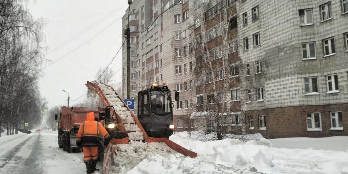 Мэр Новосибирска поручил усилить работы по уборке снега