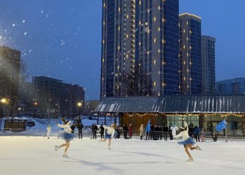 В новом Бугаков-парке открыли новогоднюю площадку с ёлкой и катком