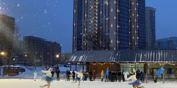 В новом Бугаков-парке открыли новогоднюю площадку с ёлкой и катком