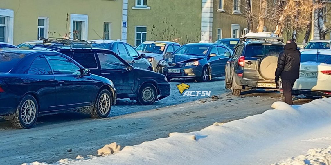 Массовое ДТП произошло на улице Бориса Богаткова в Новосибирске