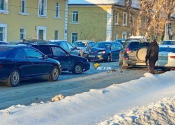 Массовое ДТП произошло на улице Бориса Богаткова в Новосибирске