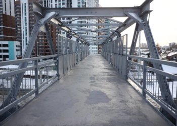 В Новосибирске открыли новый пешеходный мост через Транссибирскую магистраль