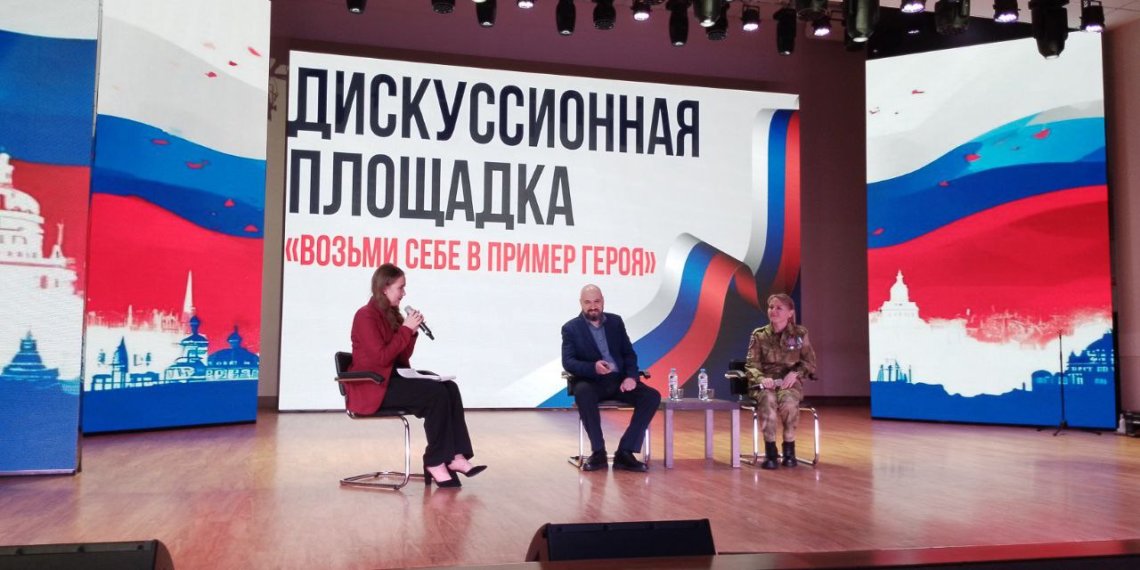 Патриотизм и личная ответственность: депутаты провели дискуссию со студентами СибУПК ко Дню Героев Отечества