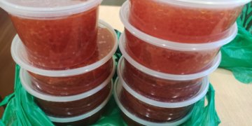 Лопнет или окрасит воду: Роспотребнадзор раскрыл простой способ проверки красной икры