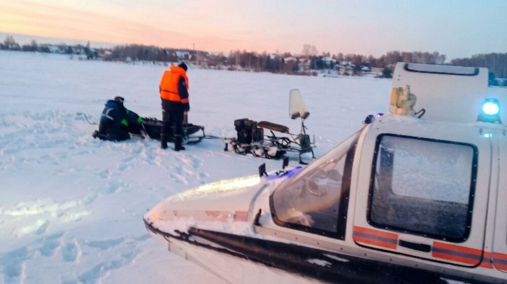 Мотособака сломалась в 500 метрах от берега: спасатели эвакуировали двух новосибирцев с водохранилища