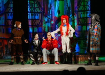 Праздник сердца: как «Бременские музыканты» подарили новосибирским замещающим семьям волшебство и веру в чудо