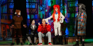 Праздник сердца: как «Бременские музыканты» подарили новосибирским замещающим семьям волшебство и веру в чудо