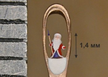 Новосибирский мастер поместил Деда Мороза в ушко золотой иглы