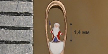 Новосибирский мастер поместил Деда Мороза в ушко золотой иглы