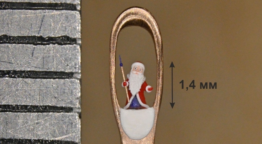 Новосибирский мастер поместил Деда Мороза в ушко золотой иглы