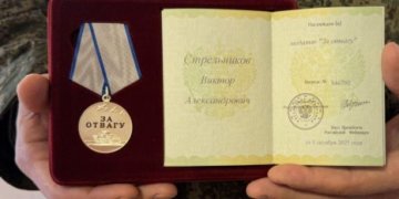 Участник СВО и депутат Виктор Стрельников награжден медалью «За отвагу»