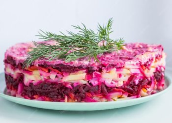 Продуктовый набор для салата «Сельдь под шубой» подорожал на 15% в Новосибирске