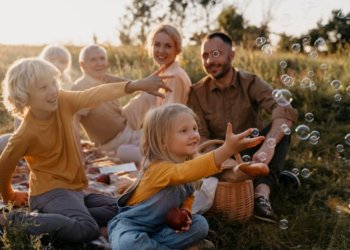 Семьям с двумя и более детьми увеличат пособия и налоговую выплату с 1 января