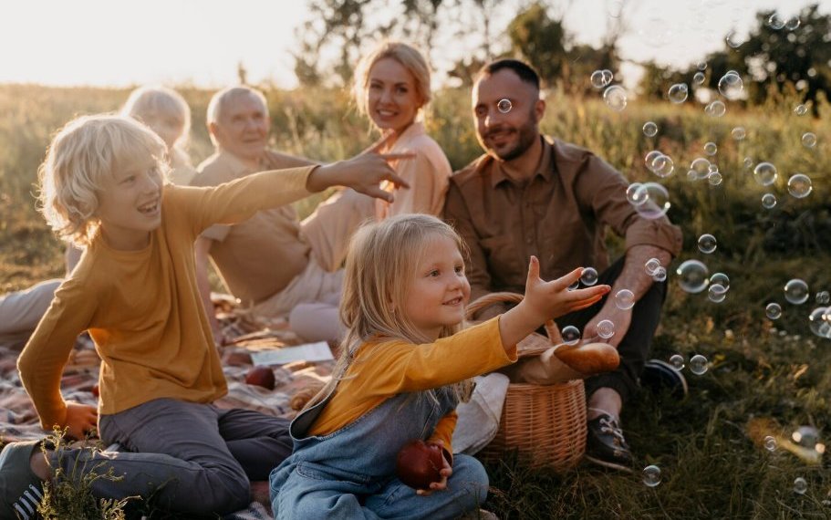 Семьям с двумя и более детьми увеличат пособия и налоговую выплату с 1 января