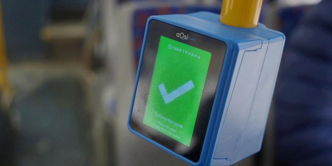 Из-за сбоя с пассажиров троллейбуса списали за поездку по 450 рублей в Новосибирске