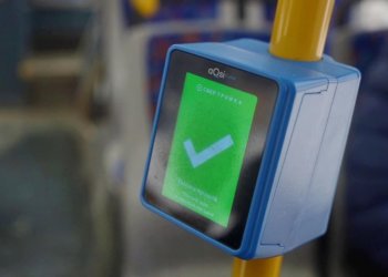 Из-за сбоя с пассажиров троллейбуса списали за поездку по 450 рублей в Новосибирске