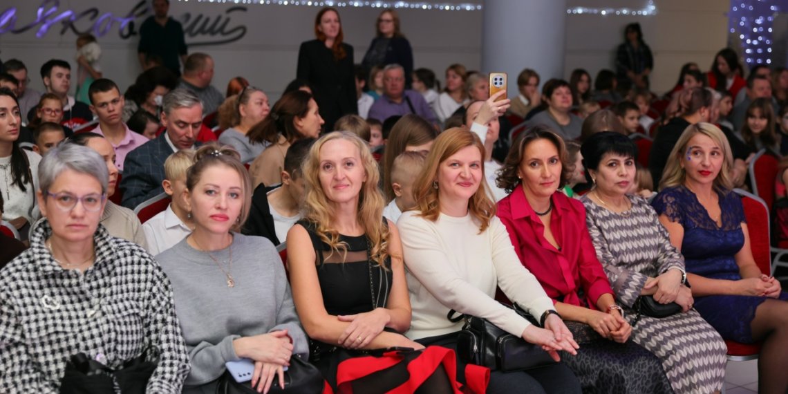 Самый главный человек: многодетных мам и мам участников СВО поздравили с Днём матери в Новосибирске