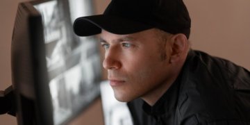 За сталкинг и преследования начнут судить по закону в России