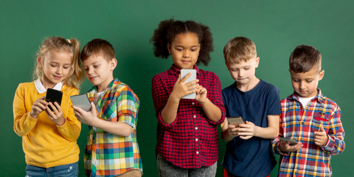 Запрет на соцсети детям младше 15 лет введут во Франции