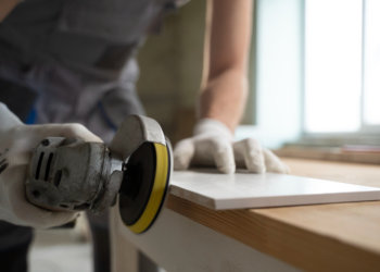 Забрал предоплату и не сделал ремонт: суд наказал мошенника-строителя из Куйбышева